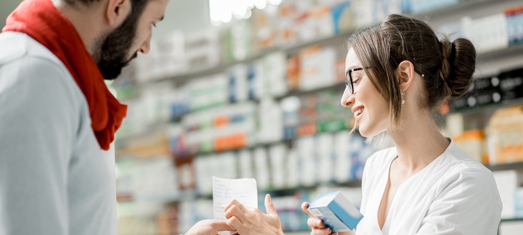 Apothekerin bespricht mit ihrem Kunden Medikament Apothekerin bespricht mit ihrem Kunden das Medikament
